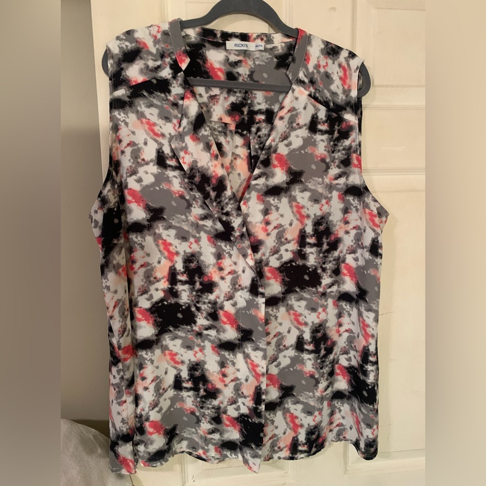 Ricki's Black and White Sleeveless Notched Collar Blouse